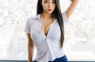 私房暗藏的灵感，Bomi(普美)的灰色吊带让人意外