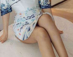 HuaYang花漾 - 看艾栗栗栗栗栗栗吖的户外全套原图，真想问这是什么神仙姿势，难道是在山上练瑜伽？