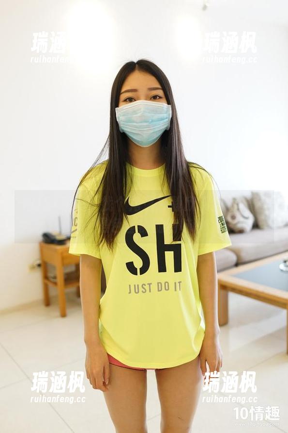ROSI口罩 ROSI私拍:找个角落静静欣赏这双长筒黑色丝袜的韵味