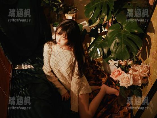 Shika小鹿鹿的最新图库，吊带时光抓拍不放过！
