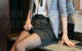 UGirls尤果网 - 我在李思宁的白色图包里游荡，发现原图让我更想表述一些喧闹却又不敢说的话。
