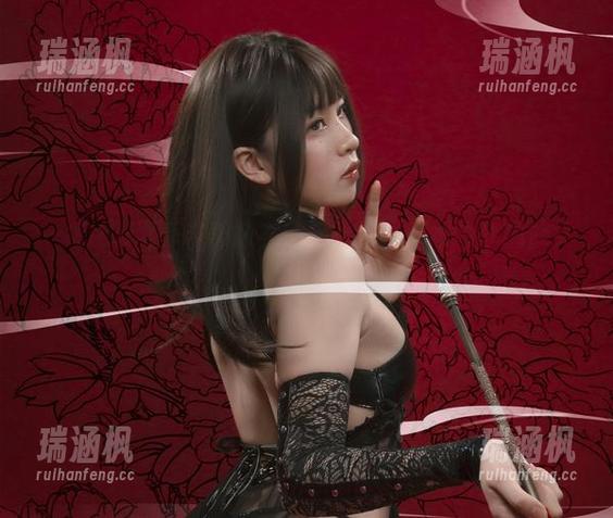 一场Uki雨季与黑胶衣的二重奏：必须分享的修女套图！
