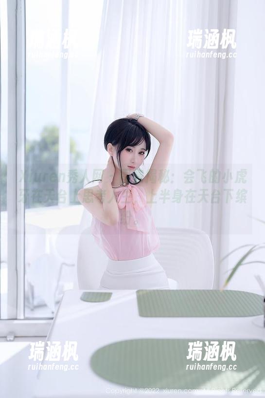 Xiuren秀人网 - 图集揭秘：会飞的小虎牙在天台上思考人生，上半身在天台下缤纷。