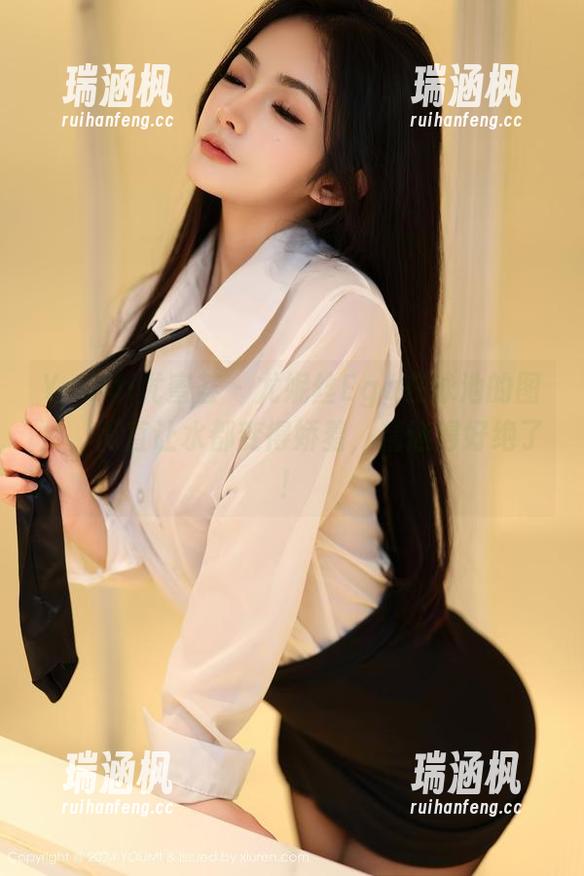 YouMi尤蜜荟 - 尤妮丝Egg在泳池的图片，简直让水都变得娇羞，精选得好绝了！