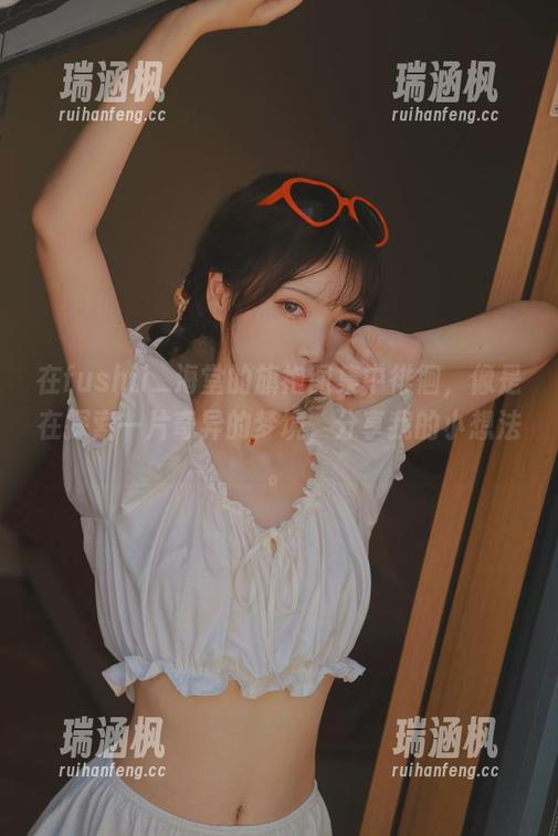 在fushii_海堂的旗袍图集中徘徊，像是在探索一片奇异的梦境，分享我的小想法。