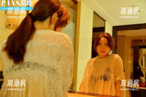 pans - 别问，最新图库里的薇妮女神出没了，你能引起她的注意吗？