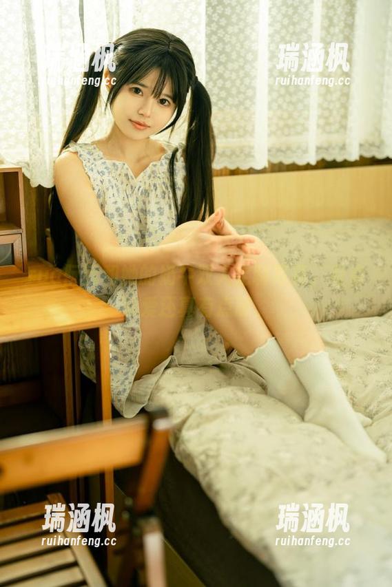 rua阮阮和她的奶牛双人定制写真，有点可爱还真有点萌。