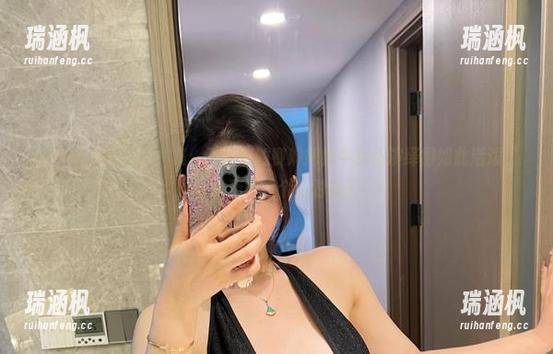 微密圈 - 精选图片集：不爱笑的赛琳把奶牛女仆演绎得如此活泼，谁说她不能是个派对女王！