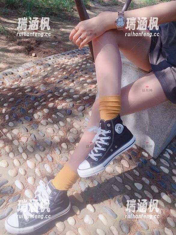 微密圈 - 丝月神的原图福利，惊艳宝蓝色方扣高跟与黑色网袜的组合