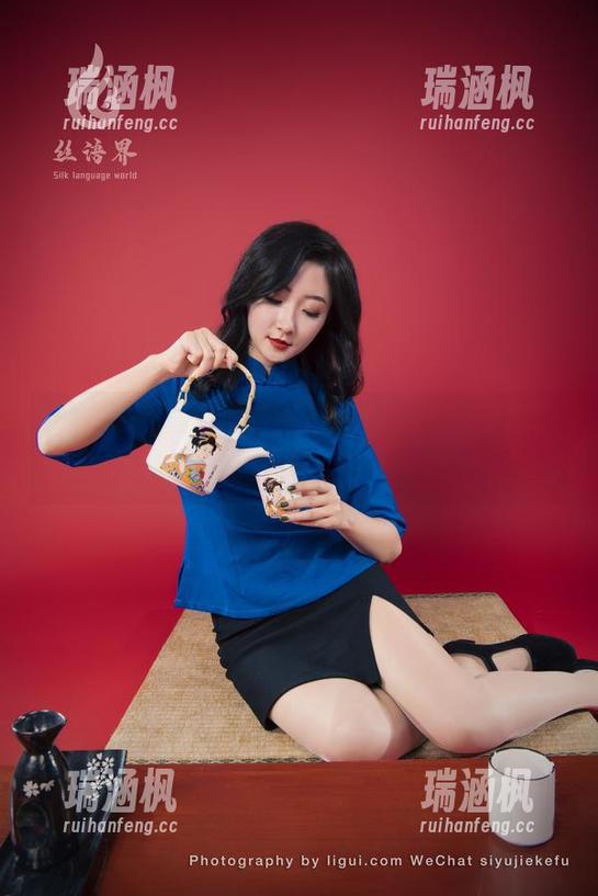 丽柜 - 兔子在高清图库里偷懒，甜甜打工忙