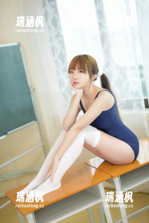 二佐Nisa 二佐Nisa精选户外写真集:草地上的我,和小草们上演了一场奇妙的“摔跤比赛”!