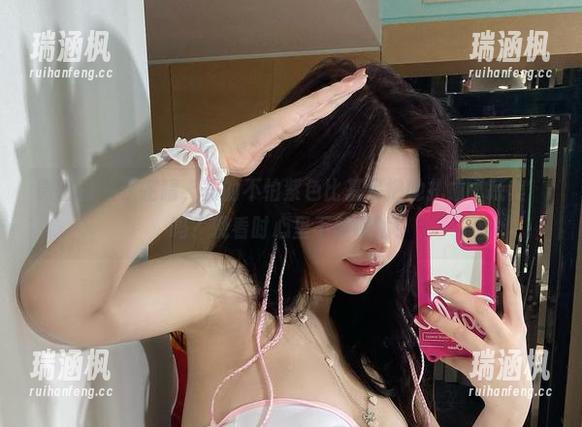 微密圈 - 于芷晴，真的不怕紫色比基尼把她扎成‘蔬菜’吗？观看时心里不禁嘀咕！