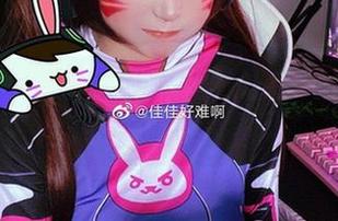 图集里的佳佳好难啊：网袜让每一步都像是在走秀