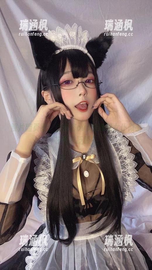 照片翻页间，佳佳酱ovo的透明女仆似乎在跟我眨眼？