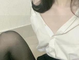 倦倦喵的写真：白丝吊带，那种优雅流转，真挺吸引人。