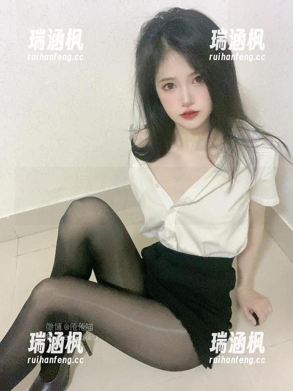 倦倦喵的写真：白丝吊带，那种优雅流转，真挺吸引人。