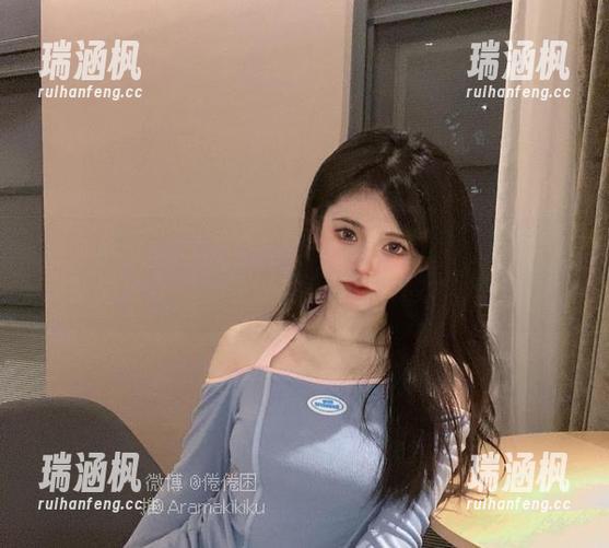 倦倦喵穿着白裙的姿态让我想到了……好吧，我就是想不到，更新的原图总是太“撩”了！