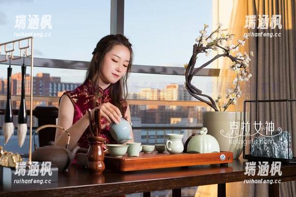 克拉女神 - 来看赵雨静的最新“长腿”更新，感觉那腿似乎能抬过天花板啊？