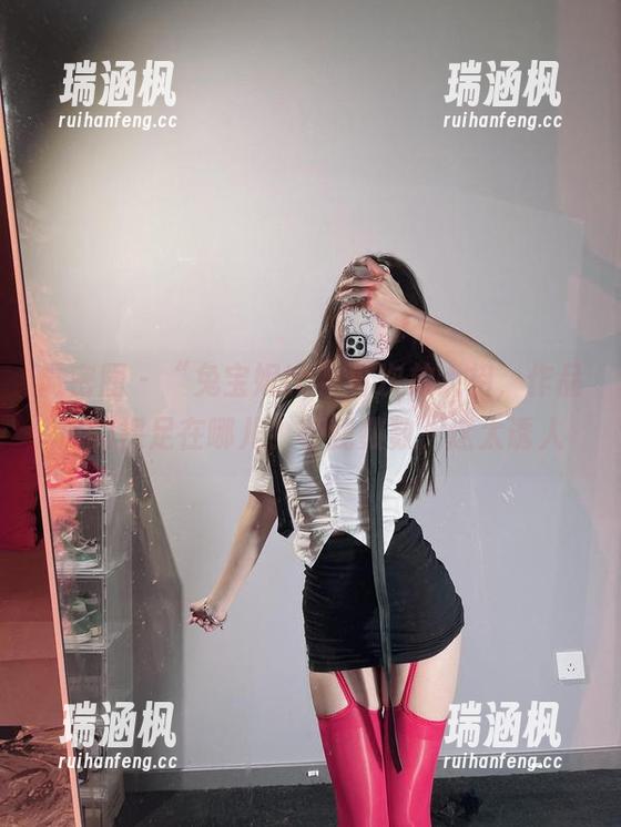 微密圈 - “兔宝妮to”再次放大招，作品中的裸足在哪儿？等我数数，这太诱人