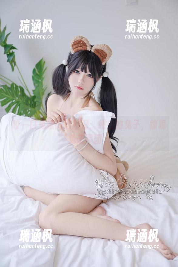 咬一口兔娘高清图册：纯白的兔子，惊现‘兔子军团’。
