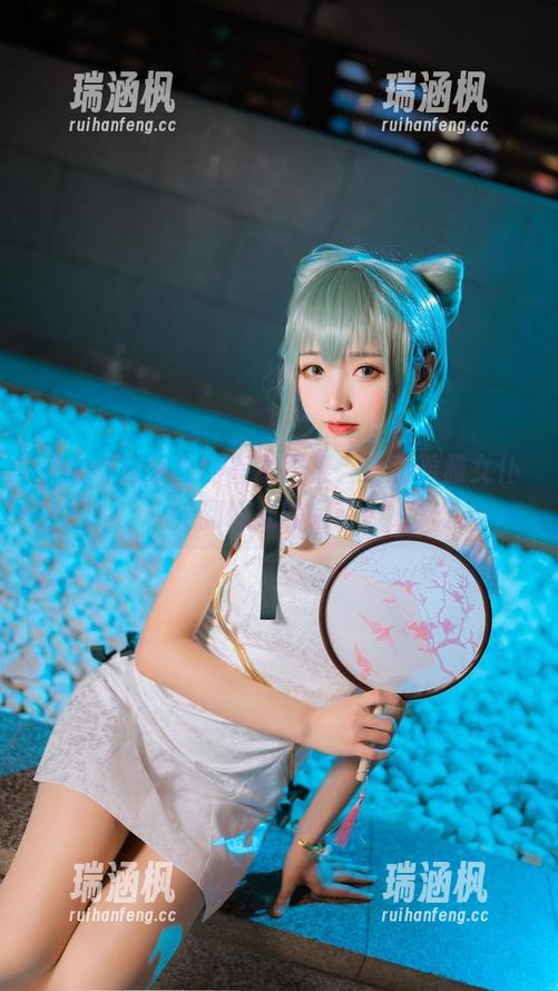 大大卷卷小卷的高清图集，爱莉希雅女仆恰到好处的呆萌！