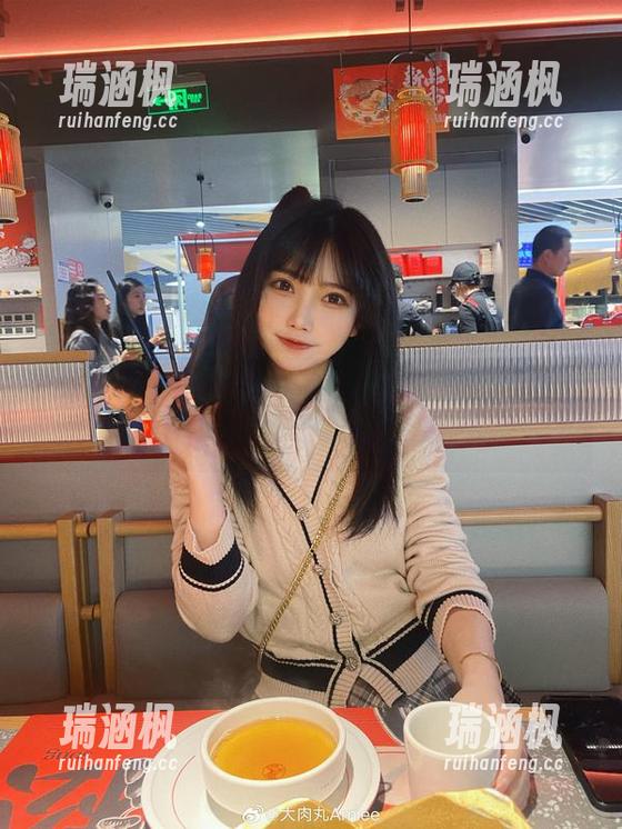 大肉丸Amiee与修女的日常：图片一秒钟教你如何自信勾搭神父