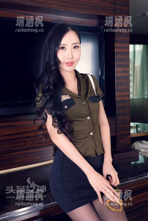 头条女神 - 高清图包里的李丽莎，论“姐姐”的演绎，也是很个性嘛！