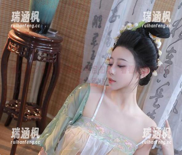 潜入奈汐酱Nice的38号自拍本，看看她宠物的日常小剧场