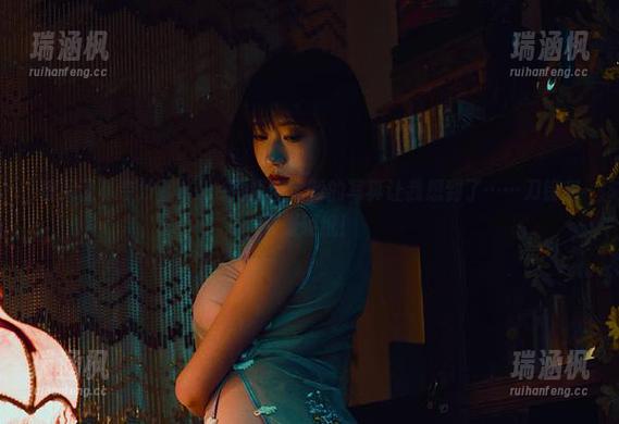 惊呆了！奈汐酱Nice用镂空定制的写真让我想到了……刀锋和那张硬纸！