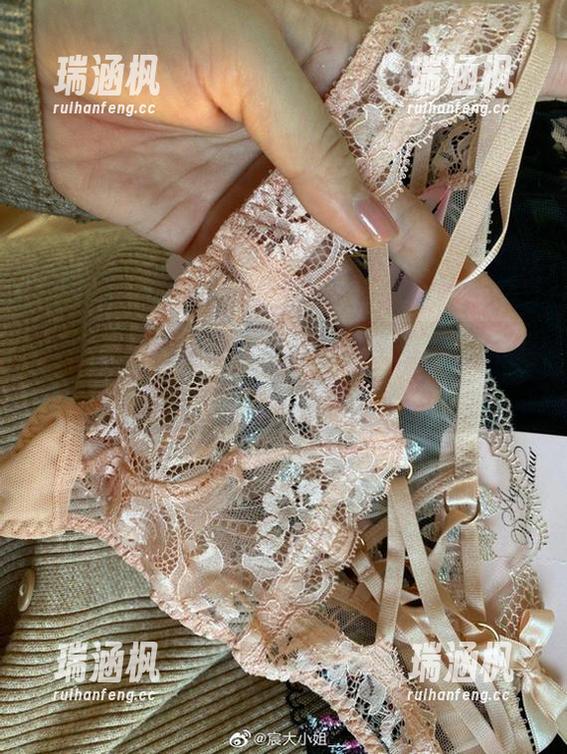 微密圈 - 翻到宸大小姐的女神图片，心里默念“完美”这两个字。