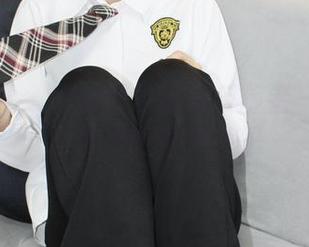 小众视觉 - 白衬衫日常的反叛者—米拉的写真原图很有意思