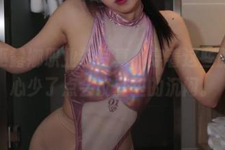 小女巫露娜职业装写真，穿着这些服装真心少了点会议室里的沉闷。