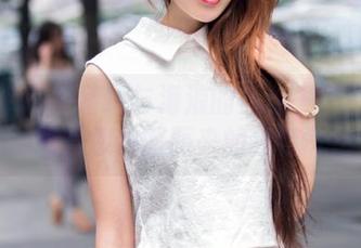 推女郎 - 王馨瑶与海浪的互动——图集里那股直接扑面而来的独特气息
