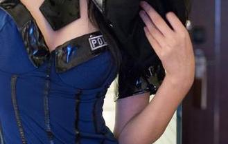 推女郎 - 把胡允儿放在这纯白背景下，图册有种教科书级别的清纯气息。