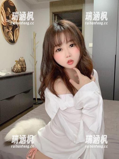 是依酱呀展示的图集，沉浸在女巫魅力的美图中，越看越想入迷。