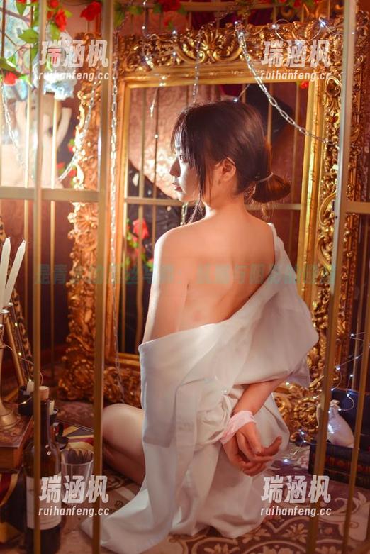 是青水的黑丝写真：妩媚与阴影的碰撞