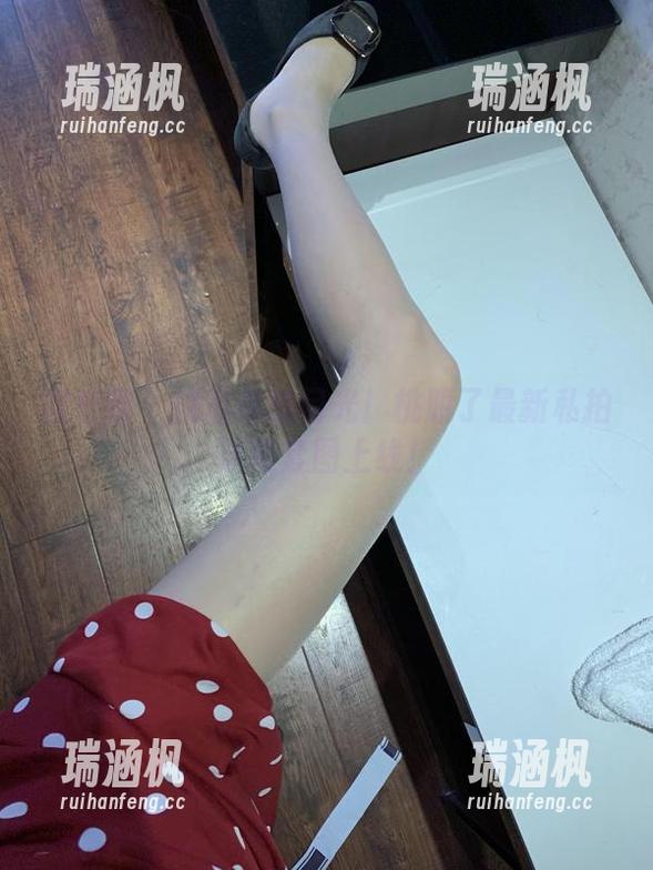 微密圈 - 挑战你的目光！桃脱了最新私拍泳装套图上线！