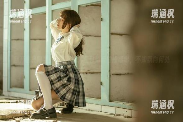 翻开桃良阿宅的透明写真，图包如云雾般缥缈，不知飘向何处