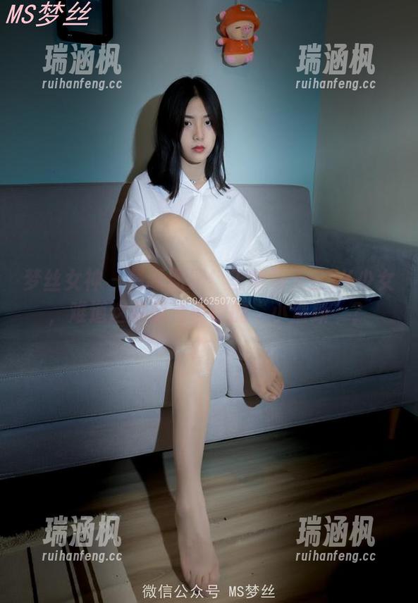 梦丝女神 - 最新图册！王娇娇天台JK少女，难道这就是传说中的“小清新”？