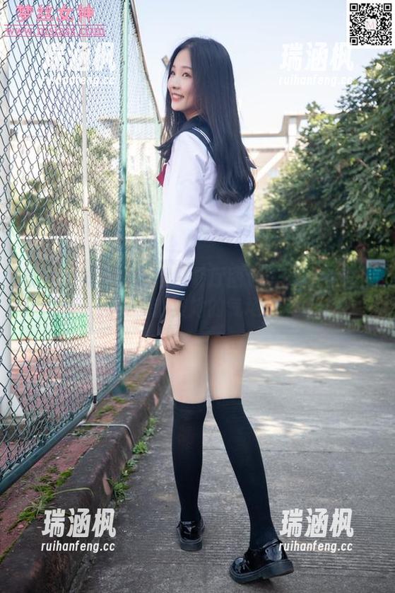 梦丝女神 - 苏柔假日餐厅图包：女神气质满分，连桌子都被她的气场掩盖了。