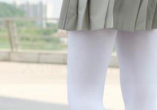 森萝财团的作品分享，校服黑丝学妹，让人不得不多看几眼