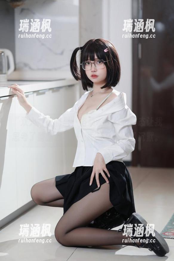 “双人”原图里，洛桑w伊梓的姿态让我思考了整整五秒……而后又陷入了沉默。