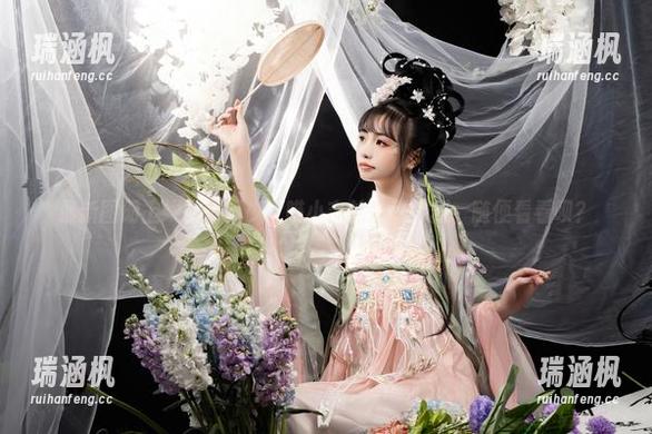 爆机少女喵小吉 最新图册上线!爆机少女喵小吉的微醺时刻,随便看看呗?