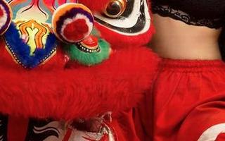 爱尤物 - 空姐金梓馨用作品展示高空中的轻盈：这图片值得留存