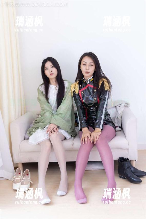 物恋传媒-小飞 物恋传媒 - 别眨眼,小飞泳池里的美图:水面上无意间的倒影太欢脱了。
