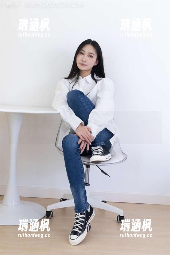 物恋传媒 - 这作品集真得让人重新审视一下护士角色，菜菜的原图非常值得一看！