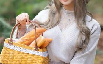 终于看到无圣光的玉汇yuuhui万圣节原图，画风好像跟我想象的不太一样…