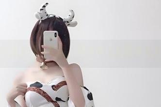 瓦斯塔亚小龙虾最新美图，偶尔穿上套装也是女王当道！