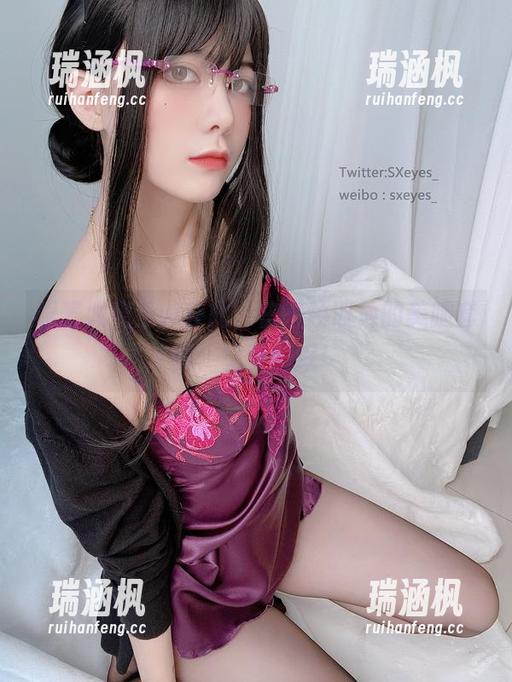 眼酱大魔王w在此，快来领取他的美腿套图，免费的哦！