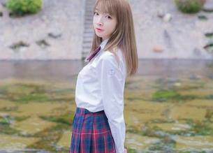 看祖木子的写真，白丝和蕾丝的搭配，简直是在cos内心的呐喊。